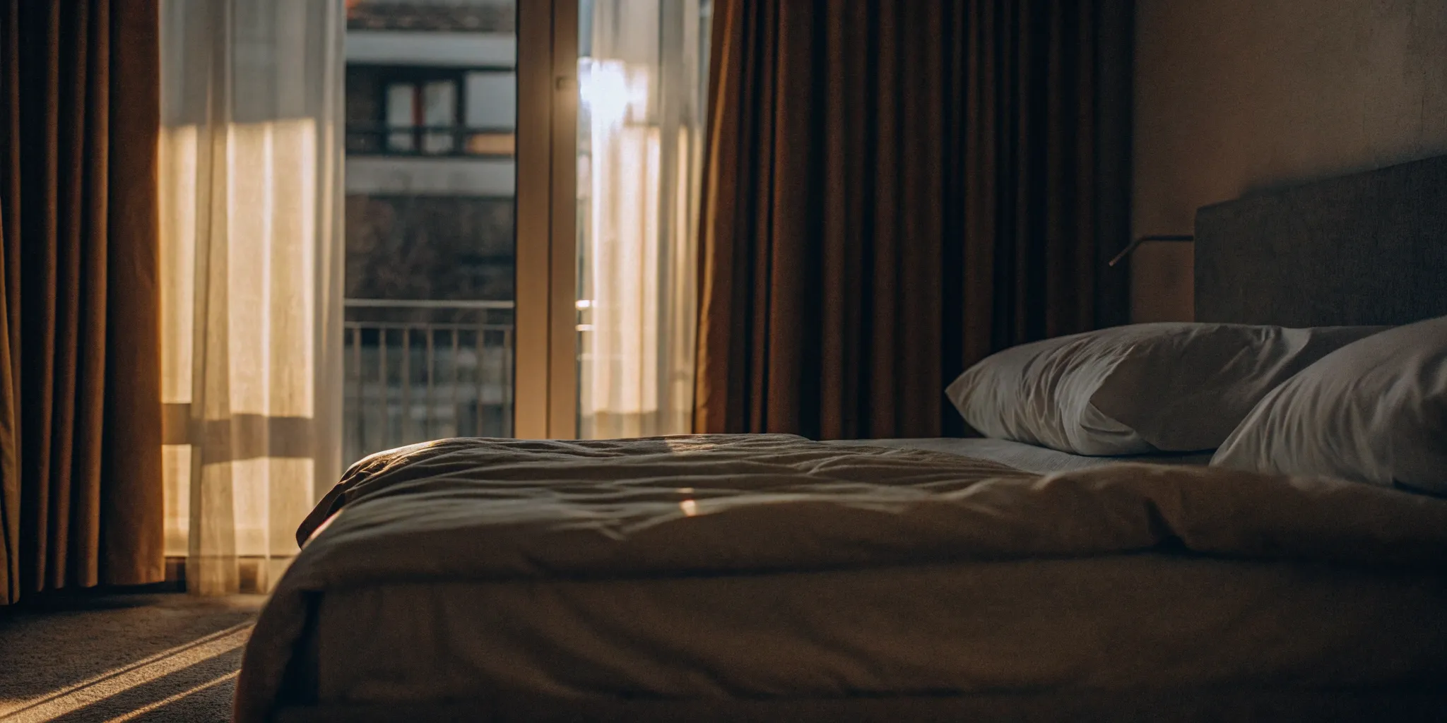 Clean, fluffy comforter on a bed. Oyster Bay Cove comforter cleaning service.